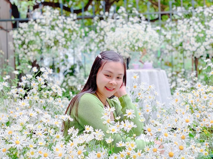 Là người mê hoa, chị Phương luôn có bí quyết giữ hoa tươi lâu.