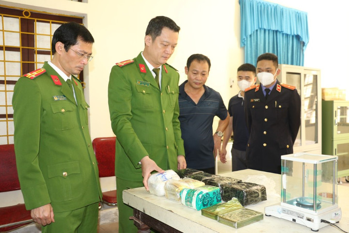 Lực lượng chức năng kiểm tra số tang vật được thu giữ.