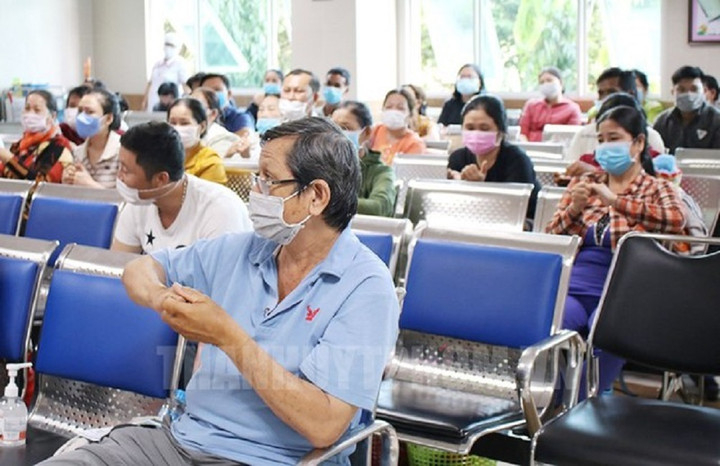 Sở Y tế TP.HCM khuyến cáo người dân khi có triệu chứng hô hấp cấp tính (sốt, ho khó thở,....) nên đeo khẩu trang, hạn chế tiếp xúc với người khác.