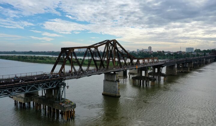 Cầu Long Biên, chứng nhân lịch sử và biểu tượng của thành phố Hà Nội.