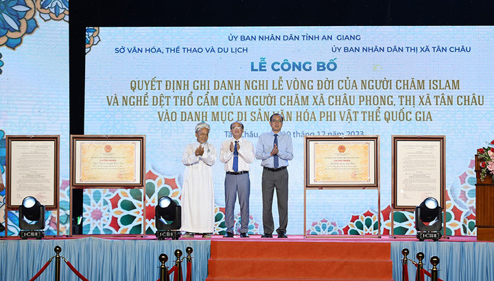 Lễ công bố quyết định ghi danh nghi lễ "Vòng đời của người Chăm Islam và Nghề dệt thổ cẩm của người Chăm xã Châu Phong, thị xã Tân Châu vào danh mục "Di sản văn hóa phi vật thể quốc gia". (Ảnh: Diệp Thế Nhân).