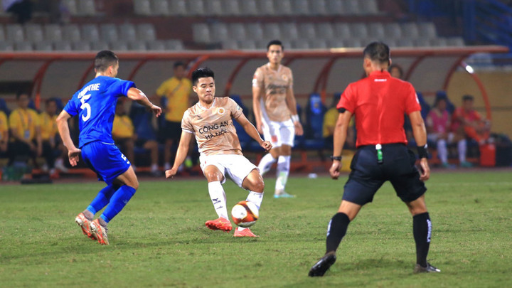 CLB Công an Hà Nội bất lực trong việc tìm đường vào khung thành Quảng Nam.