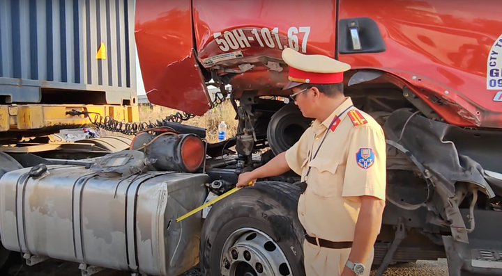 Lực lượng chức năng đang kiểm tra thùng nhiên liệu bị bể tràn ra khắp đường.