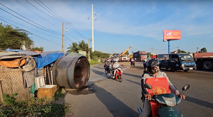 Cuộn sắt "khủng" rơi xuống đường khiến nhiều người khiếp sợ.