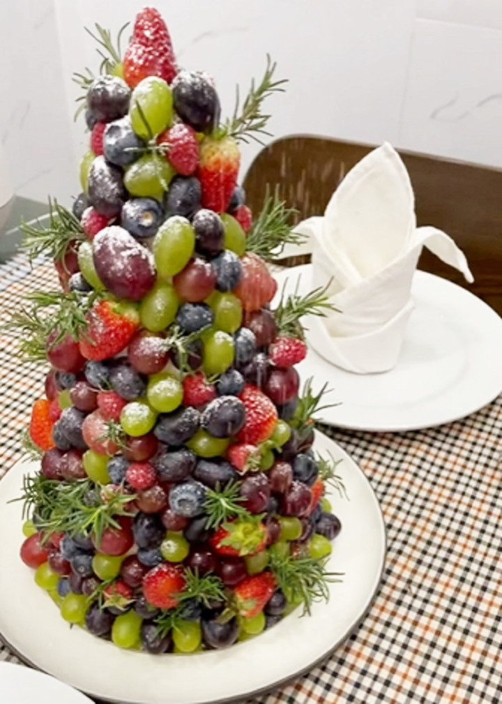 Cây thông được kết từ những loại quả mọng như nho xanh, nho đỏ, nho đen, việt quất, dâu, phúc bồn tử... cũng là một gợi ý hay cho bạn. (Ảnh: Trần Trung Hiếu)