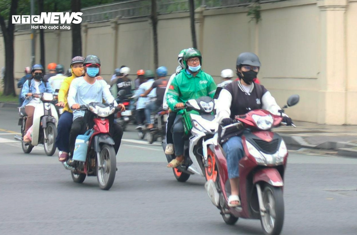 Thời tiết tại TP.HCM hôm nay 15/12, mây thay đổi, đêm không mưa, ngày nhiều nắng.