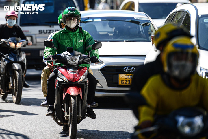 Thời tiết tại TP.HCM hôm nay 16/12, nhiều mây, ban ngày nhiệt độ lên tới 35 độ C, cả ngày và đêm đều không mưa.