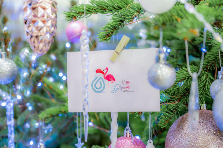 Drip Hydration chuẩn bị sẵn những thiệp giáng sinh kèm quà tặng dịch vụ để khách hàng có thể gửi tặng người thân, bạn bè hoặc chính mình dịp giáng sinh. (Ảnh: Drip Hydration)