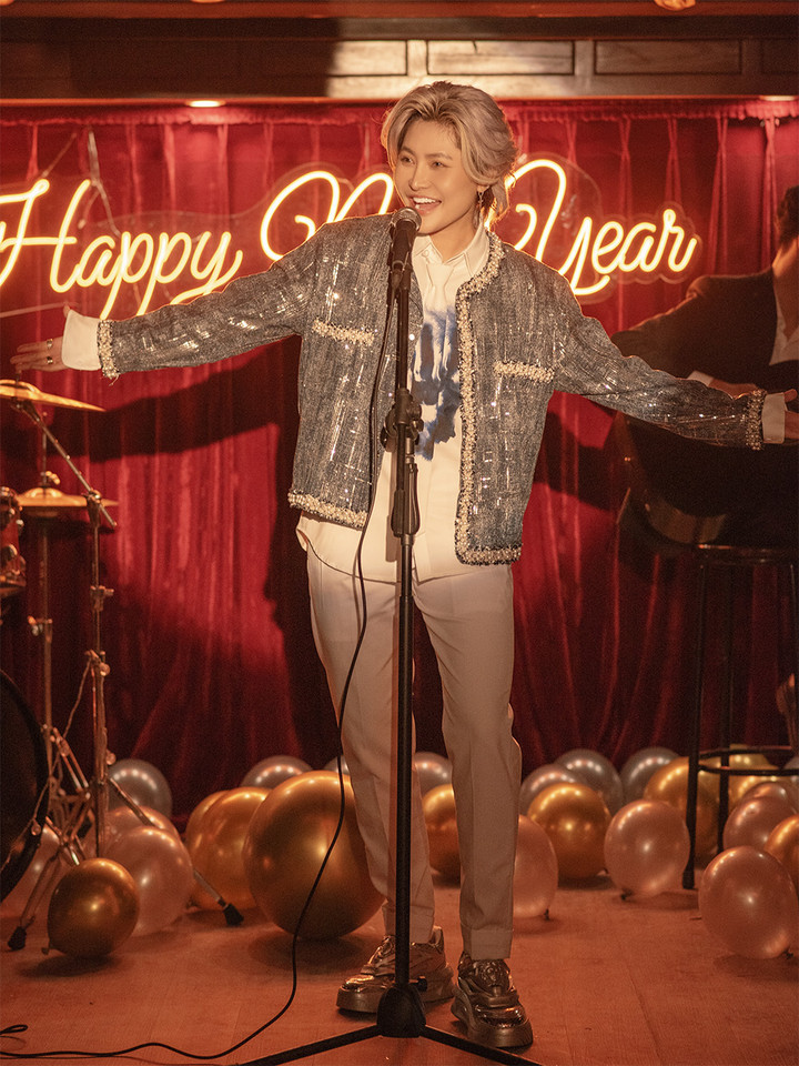 Vicky Nhung trở lại với một ca khúc vui tươi.