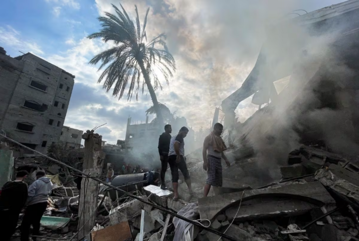 Người dân ở Gaza tìm kiếm người gặp nạn tại một địa điểm hứng chịu cuộc tấn công của Israel ngày 14/12. (Ảnh: Reuters)