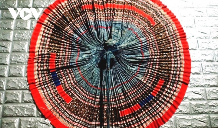 Họa tiết vẽ bằng sáp ong trên vải tạo nên nét đặc trưng trong trang phục của người Mông. (Ảnh: VOV)