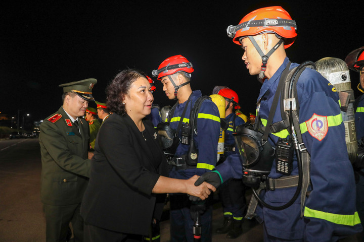 Lãnh đạo UBND tỉnh Sơn La, Công an tỉnh động viên các lực lượng tại Lễ ra quân. (Ảnh: CACC)