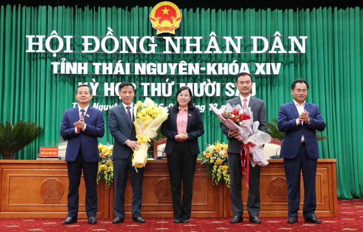 Lãnh đạo Thường trực Tỉnh ủy tặng hoa chúc mừng các Ủy viên UBND tỉnh khóa XIV, nhiệm kỳ 2020 - 2025. (Ảnh: thainguyen.gov.vn)