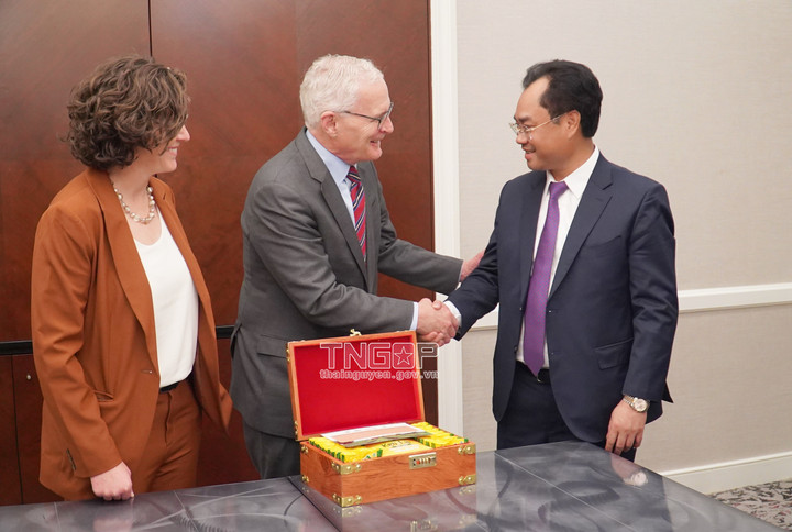 Chủ tịch UBND tỉnh Thái Nguyên Trịnh Việt Hùng tặng quà Chủ tịch và Giám đốc điều hành Hiệp hội Công nghiệp bán dẫn Hoa Kỳ John Neuffer. (Ảnh: thainguyen.gov.vn)