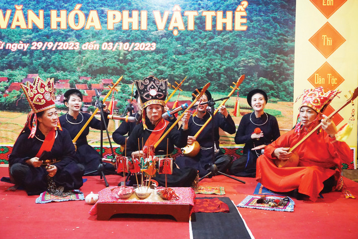 Tiết mục trình diễn di sản thực hành Then trong Tuần Văn hoá, Thể thao và Du lịch năm 2023 của tỉnh Cao Bằng. (Ảnh: Báo Cao Bằng)