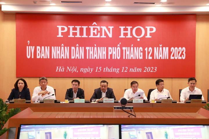 Lãnh đạo UBND TP Hà Nội tham dự phiên họp.