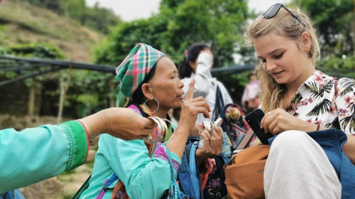 Khách du lịch mua đồ lưu niệm ở Sa Pa. (Ảnh: The Travel)