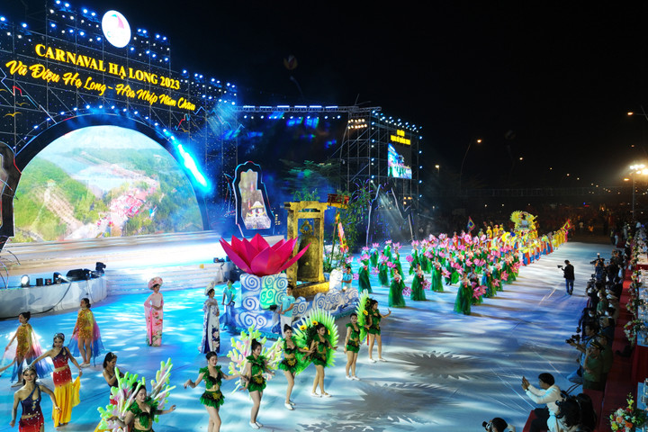 Sự sôi động của một trong các tiết mục tại Carnaval Hạ Long 2023. (Ảnh: Đỗ Phương/Báo Quảng Ninh)