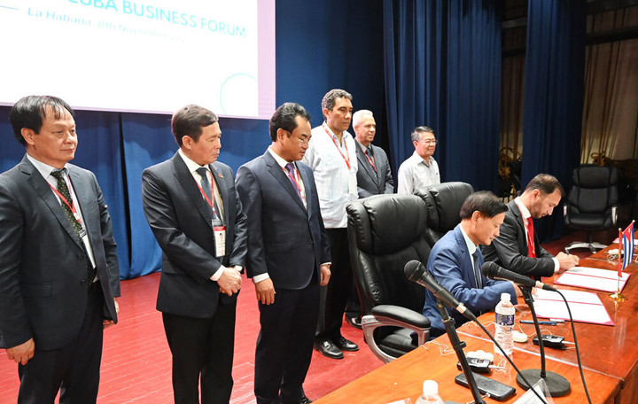 Các đại biểu chứng kiến lễ ký kết Kế hoạch Hội đồng cho năm 2023 - 2024. (Ảnh: thainguyen.gov.vn)