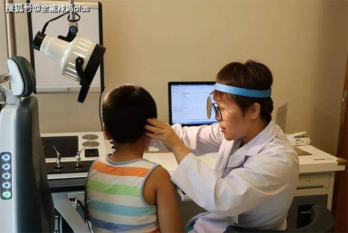 Khi con bị côn trùng bay vào tai, cha mẹ nên cho con đến bệnh viện càng sớm càng tốt.