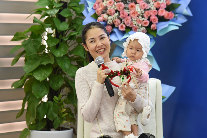 Chị Yến bên cô con gái bé bỏng Minh Khuê. (Ảnh: Như Loan)