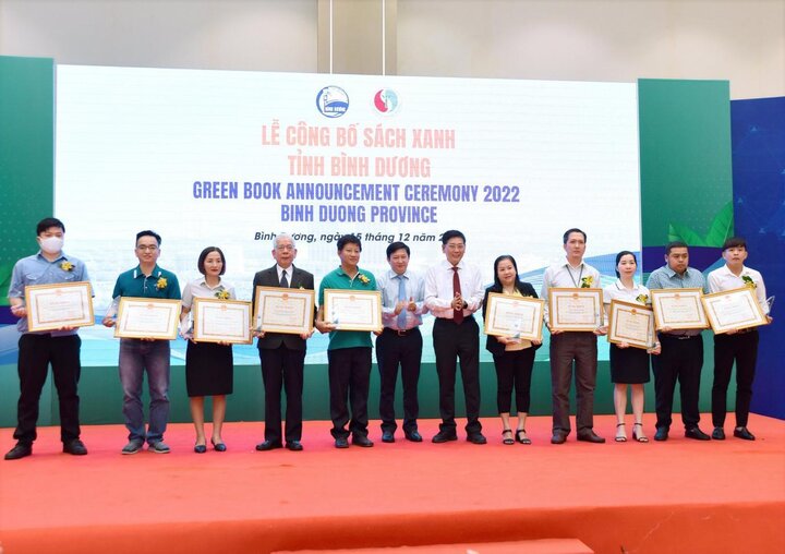 Cheng Loong nhận giải Sách Xanh của tỉnh Bình Dương năm 2022.