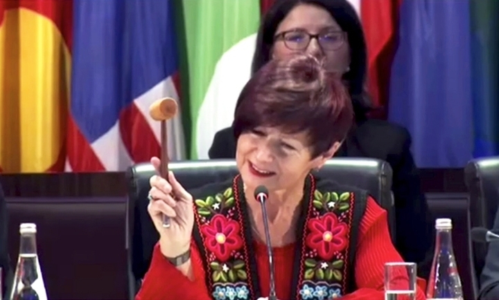 Bà Simona-Mirela Miculescu, Chủ tịch Đại hội đồng UNESCO 42 gõ búa thông qua nghị quyết với bản danh sách gồm 53 danh nhân văn hóa và sự kiện lịch sử sẽ được UNESCO cùng vinh danh và cùng tham gia kỷ niệm.