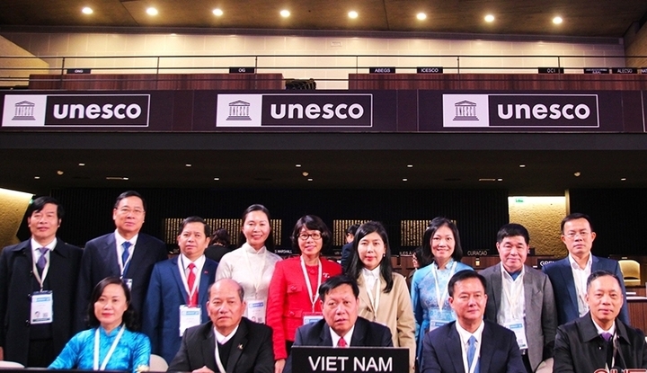 Đoàn Việt Nam tại Phiên họp toàn thể lần thứ 42 của Đại hội đồng UNESCO.