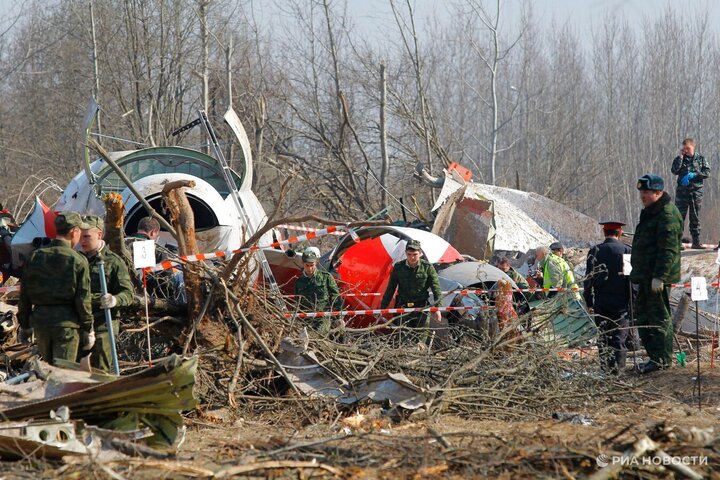 Lực lượng cứu hộ Nga tại hiện trường máy bay Tupolev Tu-154 của chính phủ Ba Lan rơi ở gần sân bay Smolensk, miền tây Nga ngày 10/4/2010. (Ảnh: RIA)