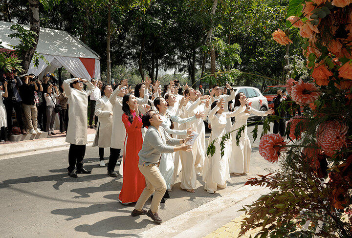 Sau khi các nghi thức hoàn tất, cô dâu và chú rể tiến bước ra ban công để tung hoa. Lần này, người nhận được hoa cưới là Võ Hoàng Yến.