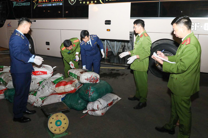 Số mỡ động vật đang chuẩn bị được chủ xe vận chuyển về Hà Nội tiêu thụ. (Ảnh: CACC)