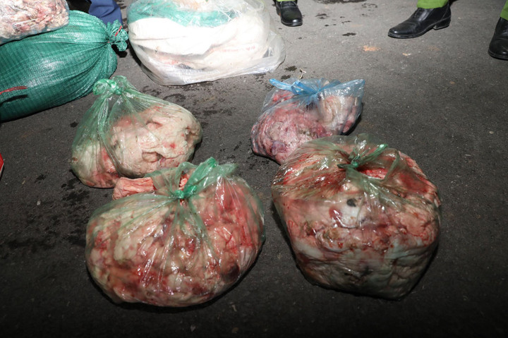 Số mỡ động vật bị thu giữ đều đã bốc mùi hôi thối. (Ảnh: CACC)