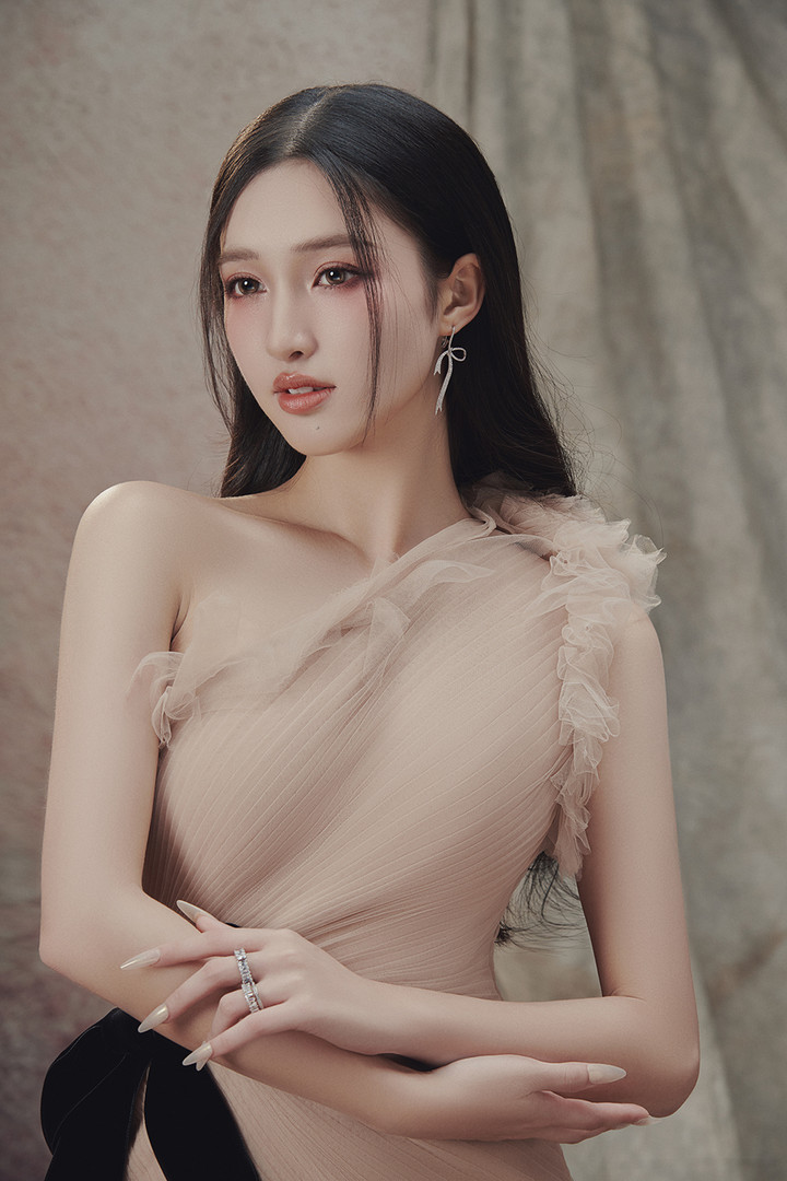 Với thế mạnh là vẻ đẹp Á Đông trong sáng, ngọt ngào, Phương Nhi được công chúng gọi với danh xưng "thần tiên tỷ tỷ". Khi diện loạt váy kiểu dáng bay bổng, nàng hậu sinh năm 2002 càng toát lên vẻ sang trọng, quyến rũ.