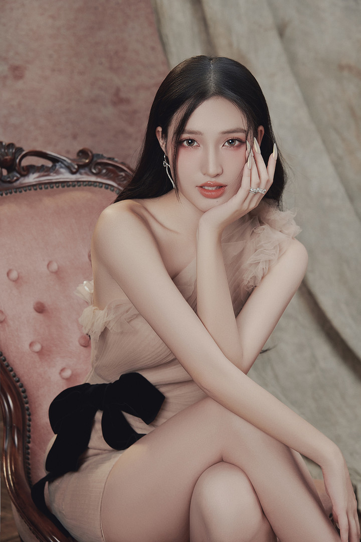 Điểm nhấn tinh tế ở phần ngực và thay đổi phá cách ở thân váy khiến Phương Nhi trở nên quyến rũ.