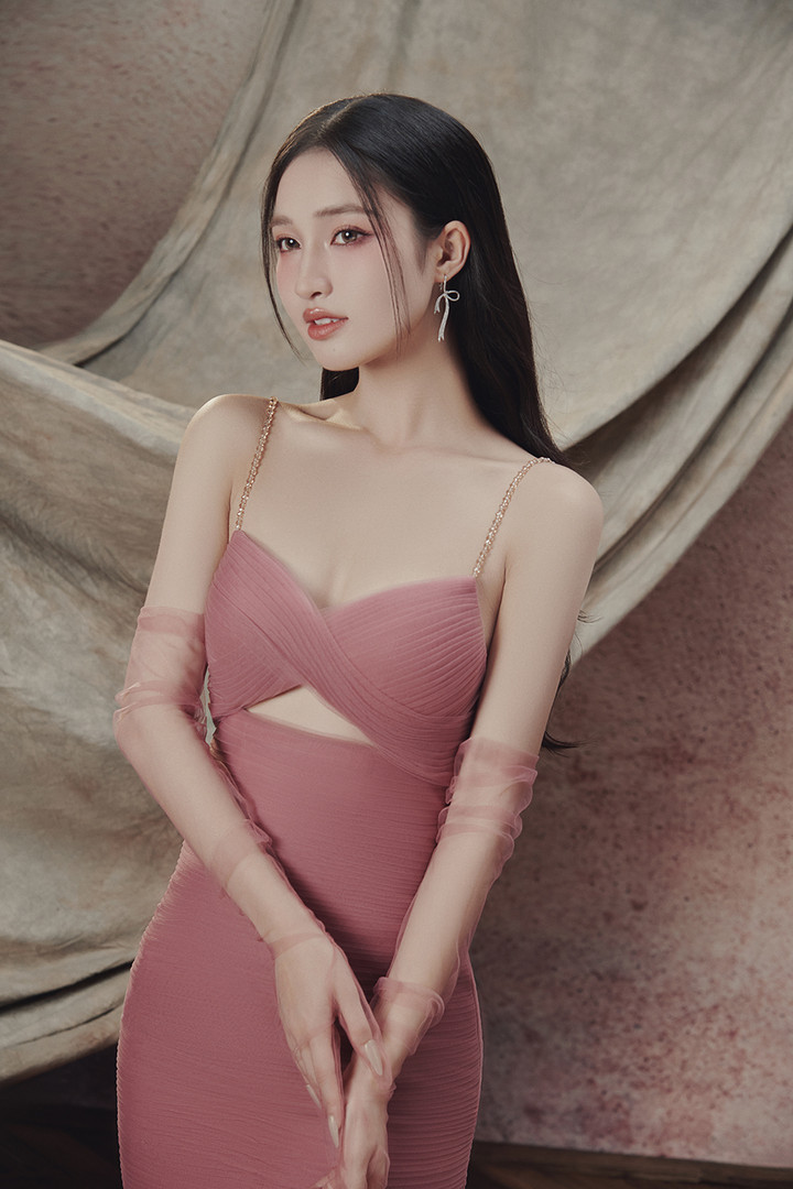 Từng gắn liền với hình ảnh trong trẻo, chính vì vậy lần trở lại này của Phương Nhi trong những trang phục ôm sát, cắt xẻ sâu khiến khán giả bất ngờ.