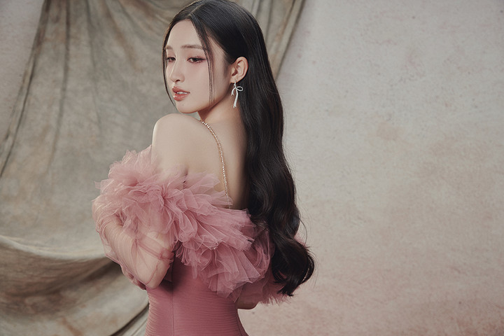 Nguời đẹp khoe được vai trần gợi cảm cùng nước da trắng sáng đặc trưng.