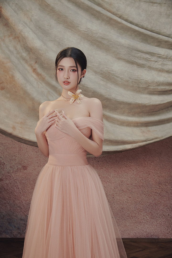 Sau khi về nước, Phương Nhi trở thành gương mặt được săn đón tại các show diễn và chụp ảnh thời trang.