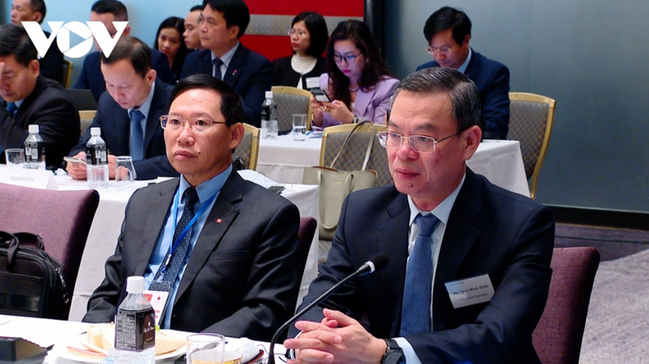 Chủ tịch HĐQT VietinBank Trần Minh Bình (phải).