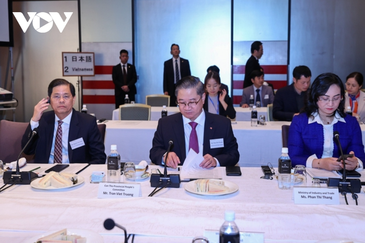 Đoàn Việt Nam tham dự tọa đàm.