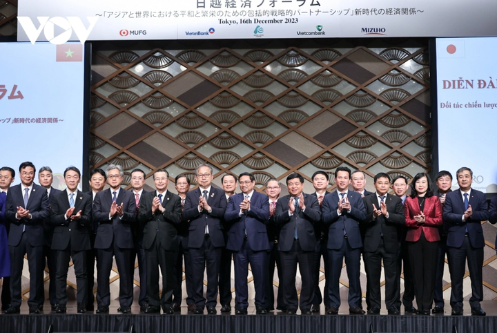 Thủ tướng Phạm Minh Chính cùng lãnh đạo các bộ ngành, địa phương hai nước tham dự diễn đàn.