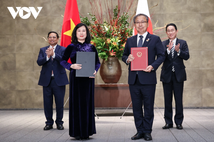 Hai Thủ tướng chứng kiến lễ trao Công hàm trao đổi dự án Cung cấp trang thiết bị cho Bệnh viện K.