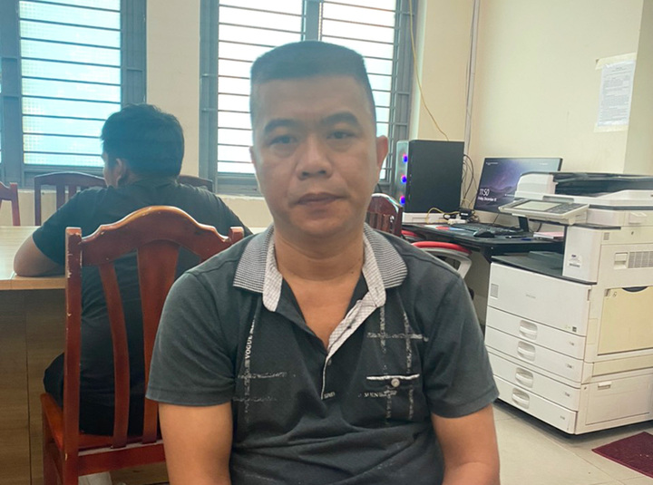 Đinh Nam Duy tại cơ quan điều tra. (Ảnh: Công an cung cấp)