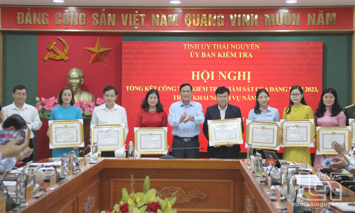 Ủy ban Kiểm tra Tỉnh ủy Thái Nguyên đã tặng Giấy khen cho 9 tập thể và 17 cá nhân có nhiều đóng góp trong công tác kiểm tra, giám sát và thi hành kỷ luật của Đảng năm 2023. (Ảnh: baothainguyen.vn)
