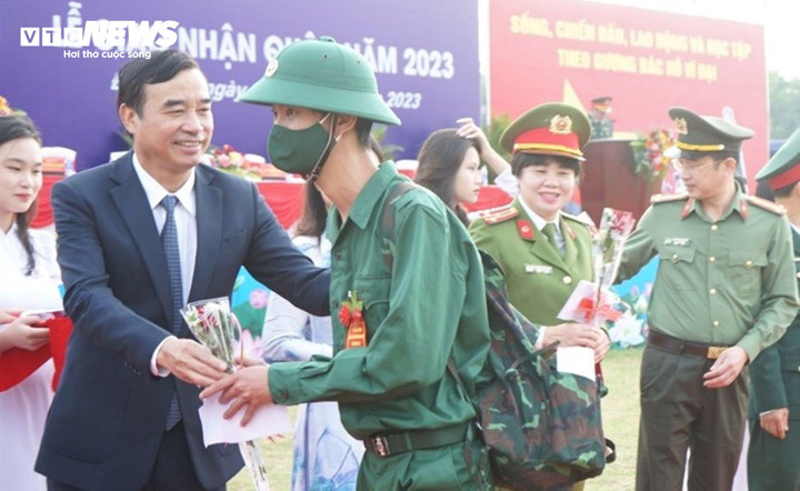 Thanh niên Đà Nẵng lên đường nhập ngũ. (Ảnh: Xuân Tiến)