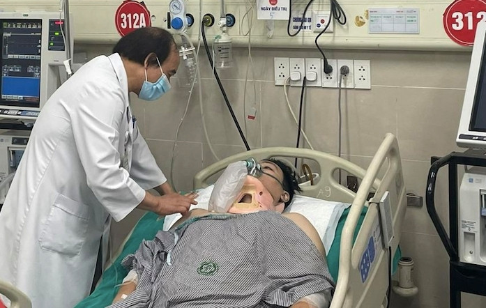 Bác sĩ thăm khám cho bệnh nhân điều trị tại Bệnh viện Bạch Mai.