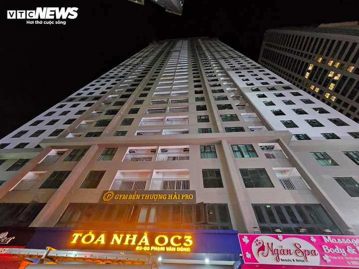 Khói bốc ra từ căn hộ 72 m2 từ tầng 25 của tòa nhà.