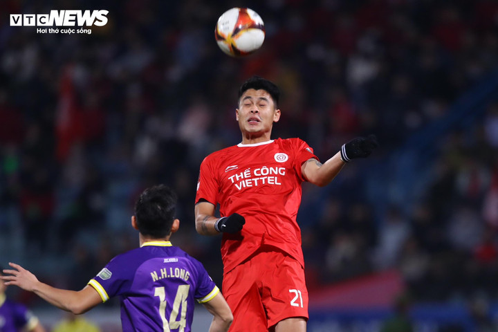 Đức Chiến nỗ lực phá bóng. Ảnh: Kim Chi.