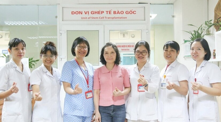 Trong ngày tái khám, chị Hà tranh thủ lưu lại khoảnh khắc làm kỷ niệm cùng bác sĩ. (Ảnh: Gia Thắng)