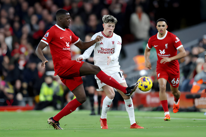 Man Utd gặp nhiều khó khăn trước Liverpool.