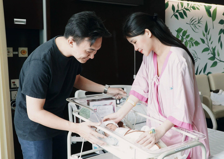 Vợ chồng Lê Âu Ngân Anh hạnh phúc chào đón quý tử đầu lòng.